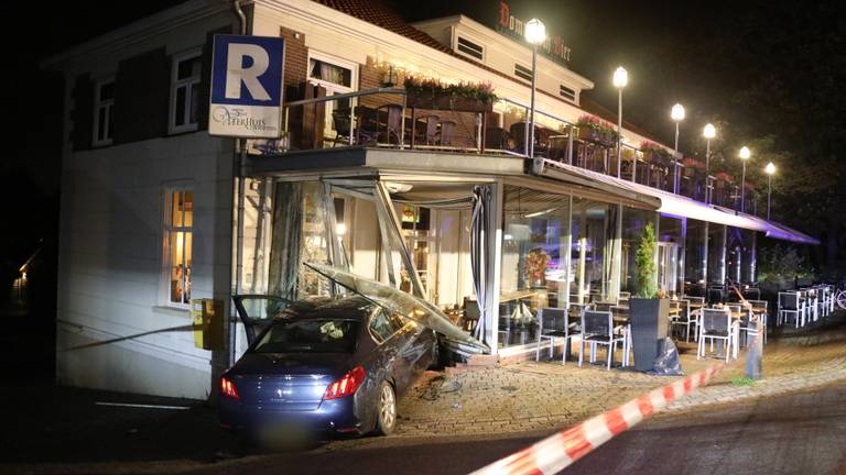 De auto botste tegen de gevel van het restaurant. (Foto: Maickel Keijzers/Hendriks multimedia)