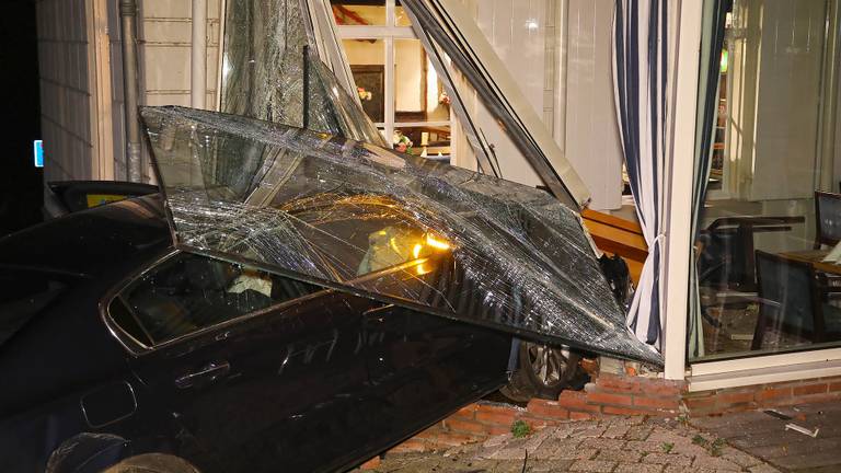 De auto kwam tot stilstand in de serre van het restaurant in Ravenstein. (Foto: Gabor Heeres/SQ Vision)