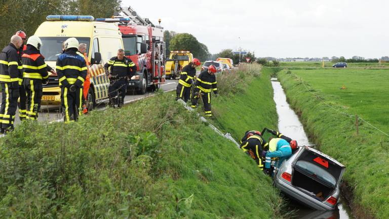 De hoogbejaarde vrouw kwam in de sloot terecht (foto: Erik Haverhals/FPMB).