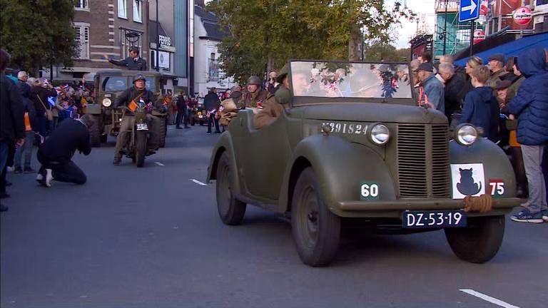 Veel legervoertuigen zondag in Tilburg.