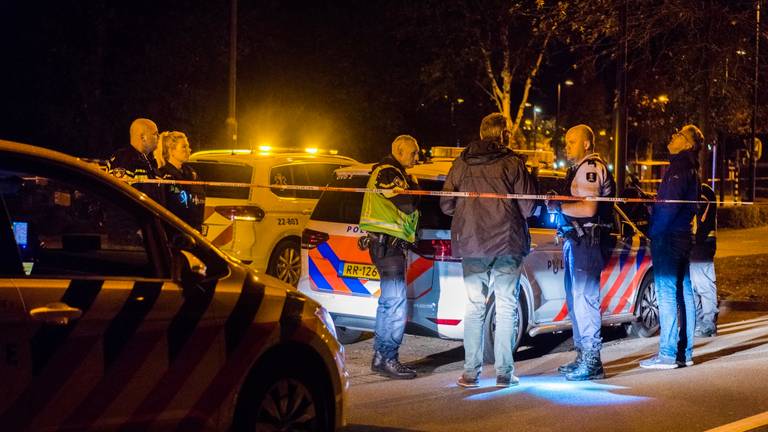 De politie deed zondagavond uitgebreid onderzoek in Veldhoven. (Foto: Sem van Rijssel /  SQ Vision)