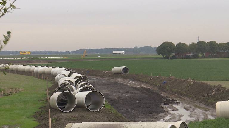 De nieuwe buizen voor de afvalwaterpersleiding. (Foto: Erik Peeters)