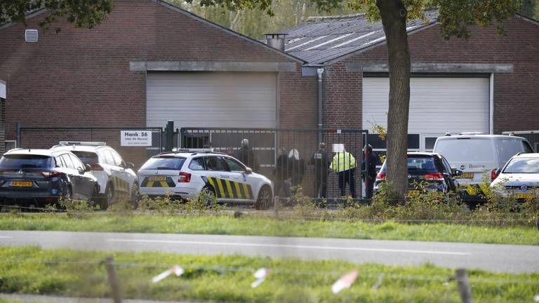 Het arrestatieteam en de FIOD vielen maandagmiddag binnen in een woning in Wanroij. (Foto: SK-Media)