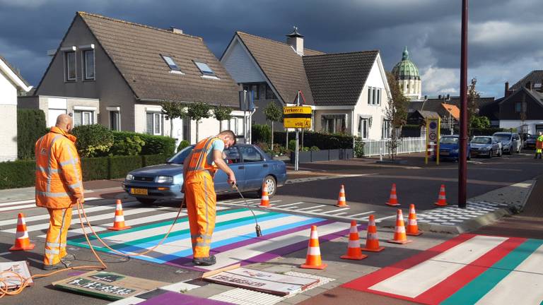 Het regenboogzebrapad op de Zandeweg wordt aangelegd. (Foto: Remco de Ruijter)