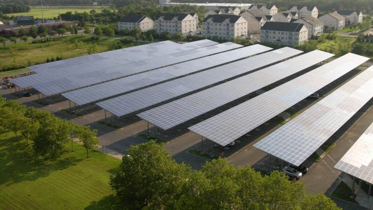 Een algemene impressie van de carports met zonnepanelen (Foto: Blue Oak Energy).