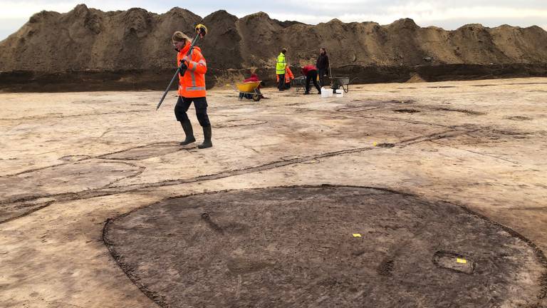 Archeologen bij de Helmondse opgraving, op de voorgrond de contouren van een waterput (Foto: Alice van der Plas)