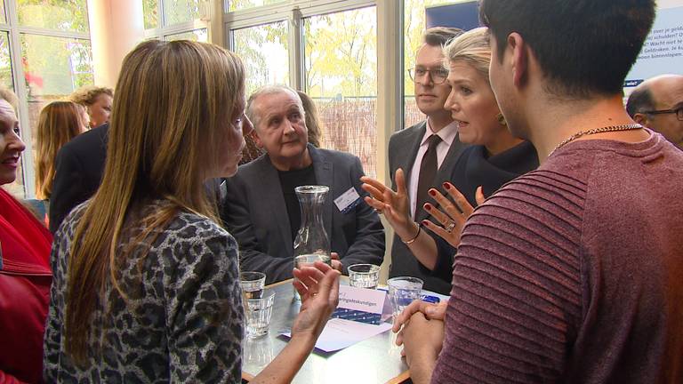 Koningin Maxima in gesprek met Annemarie en Jos over hun schuldenaanpak