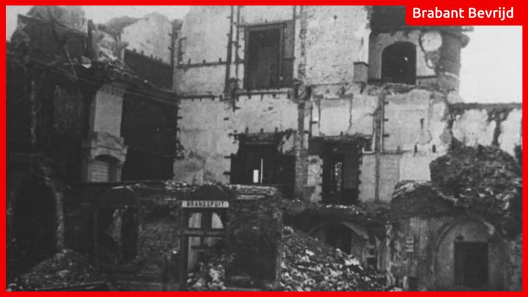 Het verwoeste stadhuis in Heusden.