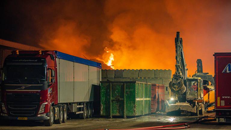 Het vuur bij het afvalrecyclingbedrijf brak rond een uur 's nachts uit (foto: Jack Brekelmans).