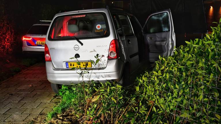 De auto eindigde in een tuin (foto: Rick Denissen/Stuve fotografie).