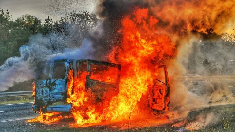 Het busje vloog in brand (foto: Rico Vogels/SQ Vision Mediaprodukties).