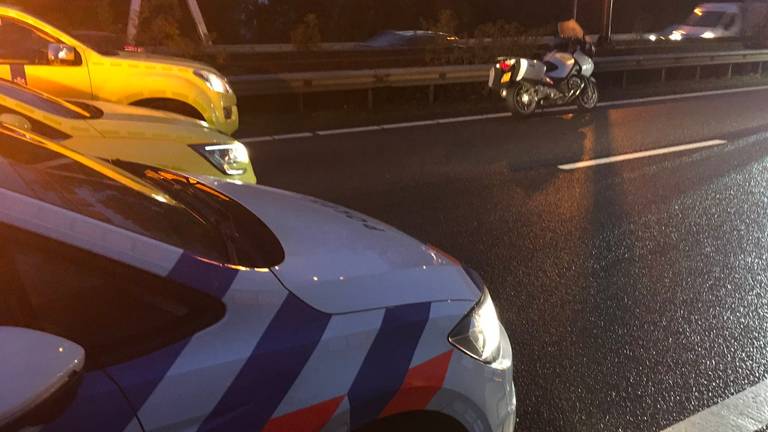 Het verkeer wordt omgeleid bij knooppunt Hooipolder. (Foto: @wis_robertvdA / Twitter)