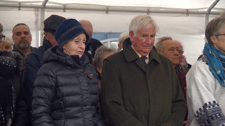 Sue Ivory en Tim Marcleod Clarke, kinderen van de omgekomen piloot in Dongen. (foto: Leon Hagedoorn)