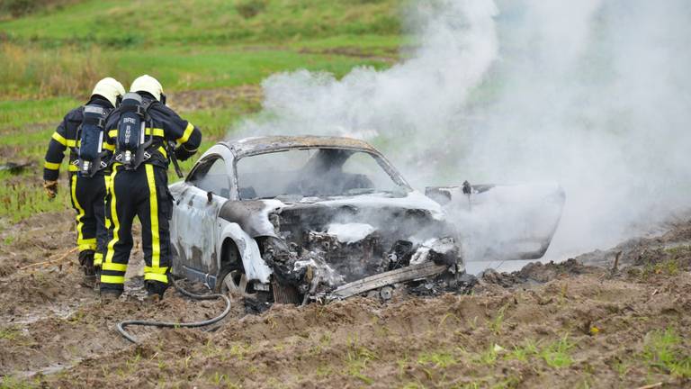 Auto rijdt zich vast op akker en vliegt in brand, politie zoekt in omgeving naar bestuurder