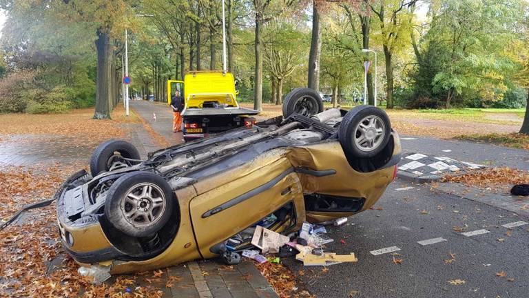 De auto kwam op het dak tot stilstand in de Tilburgse Sweelincklaan. (Foto: Jack Brekelmans)