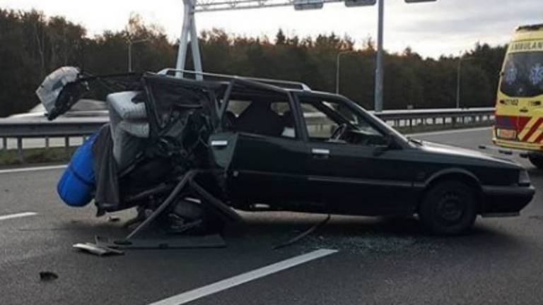 Een van de beschadigde auto's. (Foto: Carolien Abrahams / Politie)