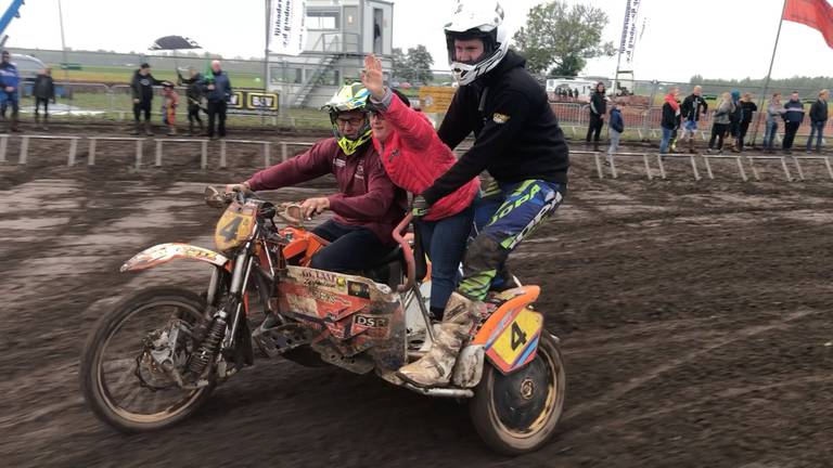 Anneke wil alleen maar dat de zijspan nog harder gaat.