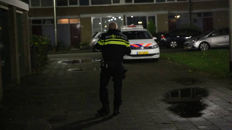 De politie deed onderzoek na het neerslaan van de wandelaar op de Gerard Doustraat in Roosendaal. (Foto: Christian Traets)