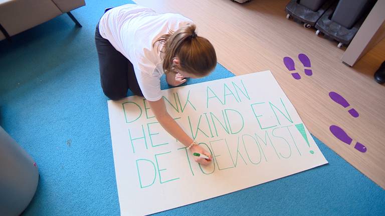 Studenten van de PABO maken een protestbord. (foto: Omroep Brabant).