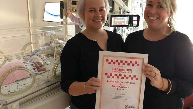 Meike en Lieke maken dekentjes voor te vroeg geboren baby's (foto: Imke van de Laar).