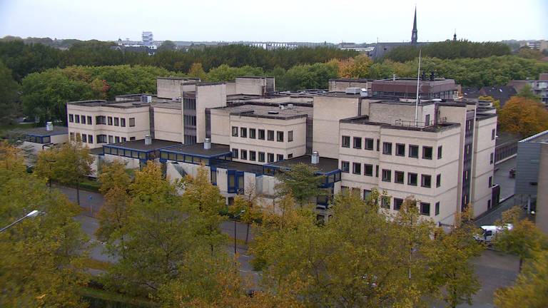 De voormalige rechtbank aan de Sluissingel in Breda (foto: Raoul Cartens)