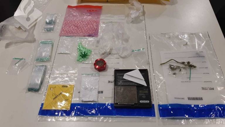 De politie vond attributen waarmee de drugs via de post bezorgd konden worden. (Foto: Politie)