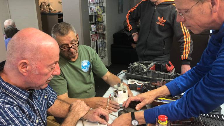 Drukte in het Repair Café (foto: Tonnie Vossen)