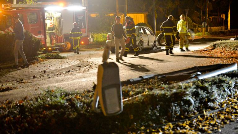 De automobilist reed in Rijsbergen meerdere lantaarnpalen uit de grond. (Foto: Perry Roovers)