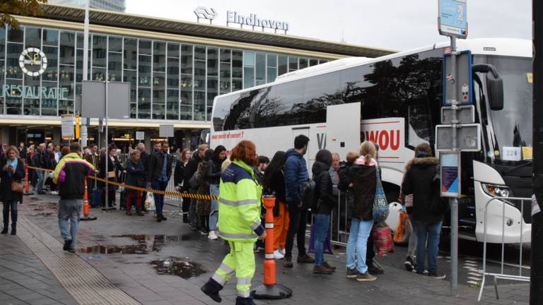 Drukte bij de vervangbussen voor station Eindhoven. (Foto: Hans van Hamersveld)