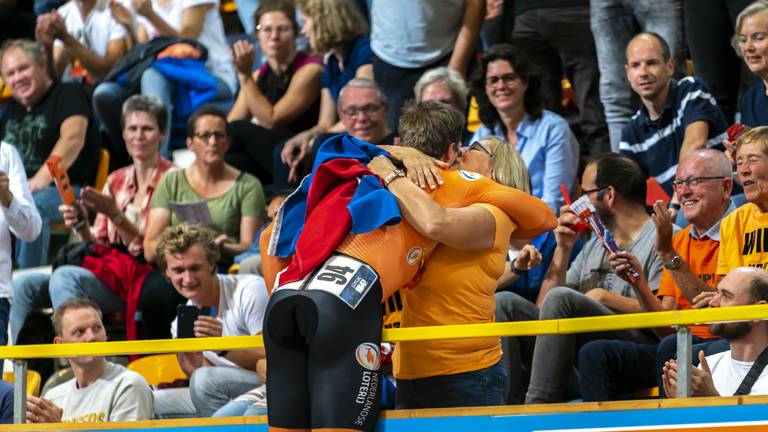 Harrie Lavreysen in extase na zijn gewonnen race. (Foto: Hollandse Hoogte)