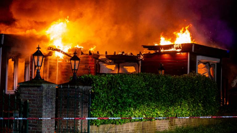 Het chalet ging in vlammen op. (Foto: Christian Traets)