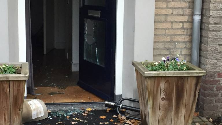 Dreumes sluit oppas buiten terwijl er een pan op het vuur staat