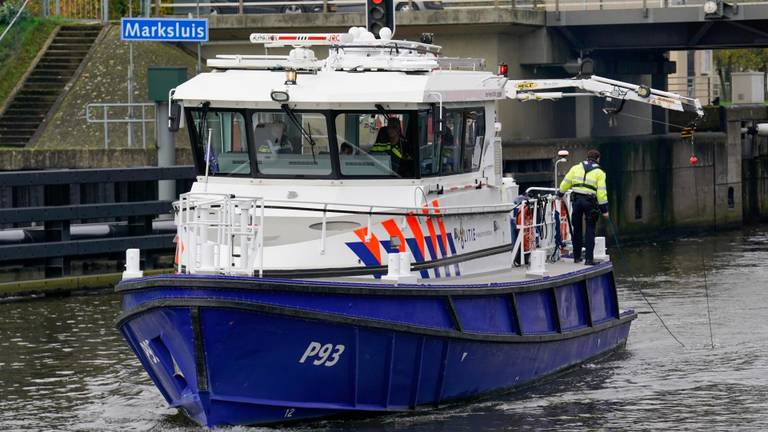 Eerst wordt gezocht in het Markkanaal bij Oosterhout en daarna mogelijk in andere wateren. (foto: Marcel van Dorst).