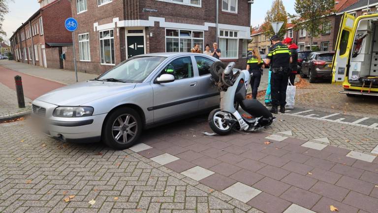 Het ongeluk gebeurde op de Zeelsterstraat in Eindhoven. (Foto: Sem van Rijssel / SQ Vision)