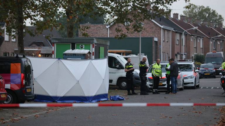 De man zat in een geparkeerde auto (foto: Alexander Vingerhoeds).