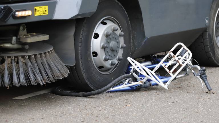 De veegwagen is vol over de fiets gereden (foto: SK-Mediai).