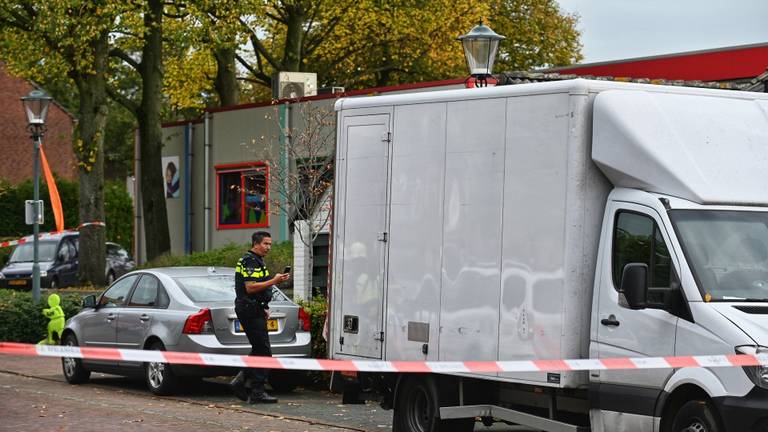 De bestelbus met op de achtergrond de school. (Foto: Tom van der Put / SQ Vision Mediaprodukties)