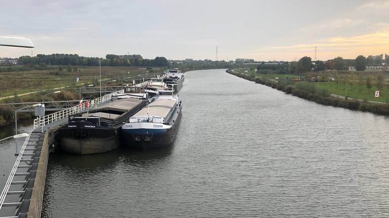 Schepen konden niet verder omdat de sluis dicht was (Foto: Jan Waalen).