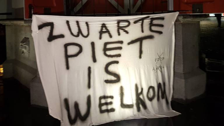 Zwarte piet is volgens de demonstranten meer dan welkom (foto: Omroep Brabant).