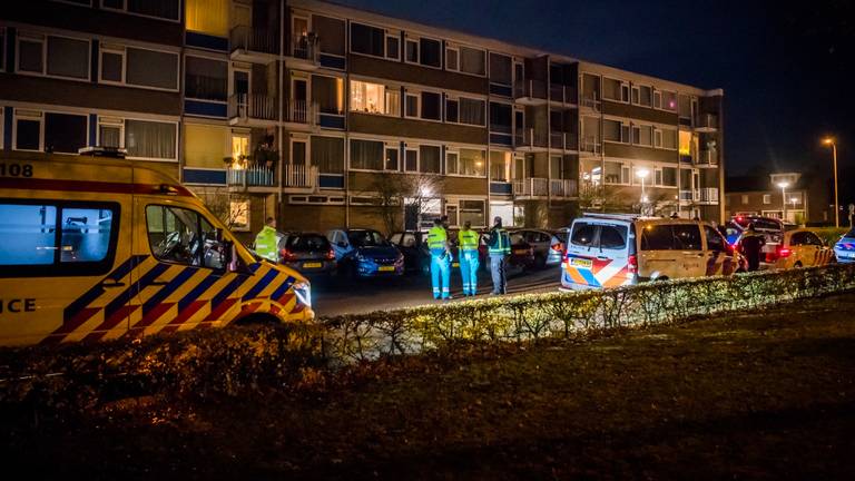 De politie doet onderzoek aan de Willem de Zwijgerweg in Best. (Foto: Sem van Rijssel/SQ Vision)
