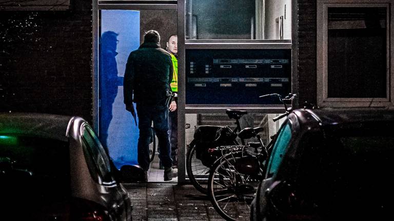 De politie doet onderzoek aan de Willem de Zwijgerweg in Best na de schietpartij. (Foto: Rob Engelaar)