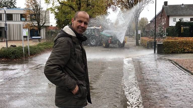 De straat van Jozef van de Oetelaar in Den Dungen stond even onder water.