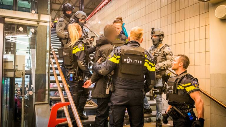 De man werd aangehouden op een van de trappen. (Foto: Sem van Rijssel / SQ Vision)