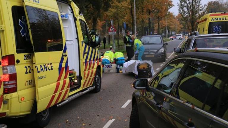 De vrouw wilde oversteken toen ze werd geschept. (Foto: Harrie Grijseels / SQ Vision Mediaprodukties)