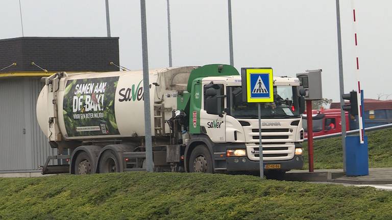 Een vrachtwagen brengt restafval naar de vuilverbranding in Roosendaal, die restwarmte inzet voor kassen in de regio. (foto: Raoul Cartens)