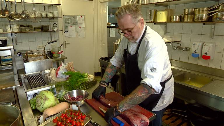 Guust Mortier aan het werk in zijn keuken in Gemert