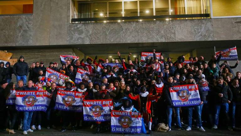 Een groep van zo'n 150 voorstanders van zwarte piet kwam vrijdagavond in Eindhoven bijeen (Foto:  SQ Vision)