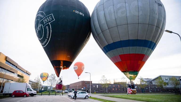 De luchtballonnen landden in de buurt van de Reeshof in Tilburg. (Foto: Jack Brekelmans)