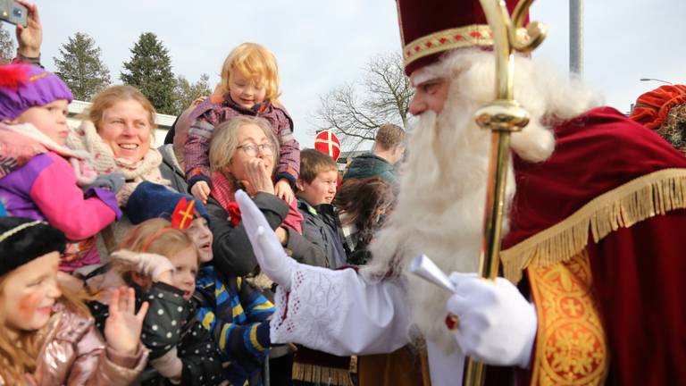 Highfive van de Sint. (Foto: Karin Kamp)