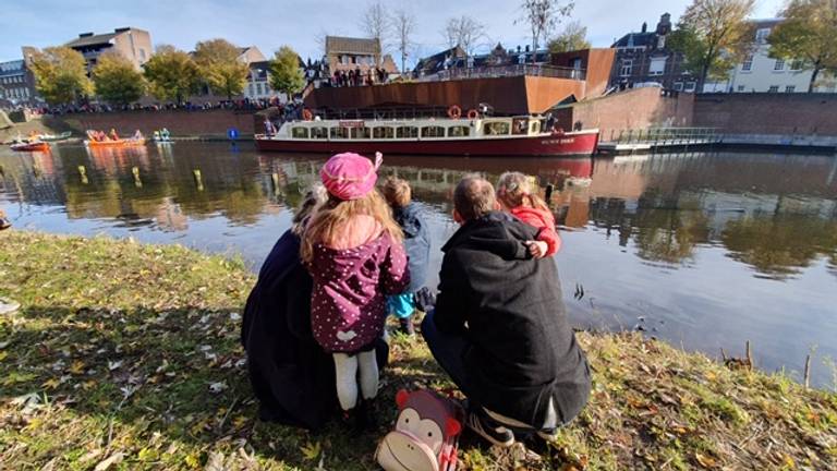 De harten van een gezin kloppen vol verwachting. (foto: Collin Beijk)